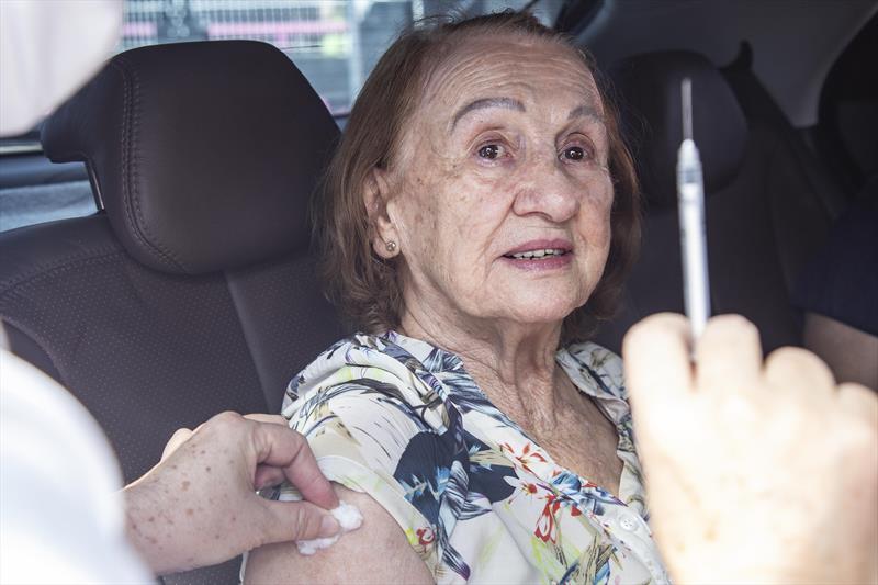 Aplicação da dose bivalente da vacina contra a covid, em idosos. Curitiba, 04/03/2023. Foto: Ricardo Marajó/SMCS