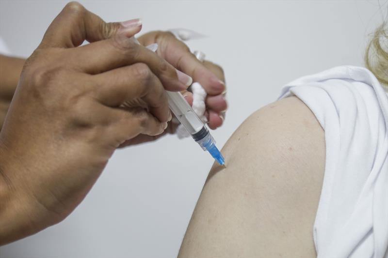 Saúde divulga cronograma de vacinação bivalente para imunossuprimidos em Curitiba. Foto: Pedro Ribas/SMCS