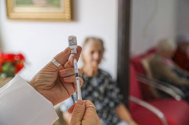 Saúde divulga cronograma de vacinação bivalente para imunossuprimidos em Curitiba. Foto: Daniel Castellano/SMCS