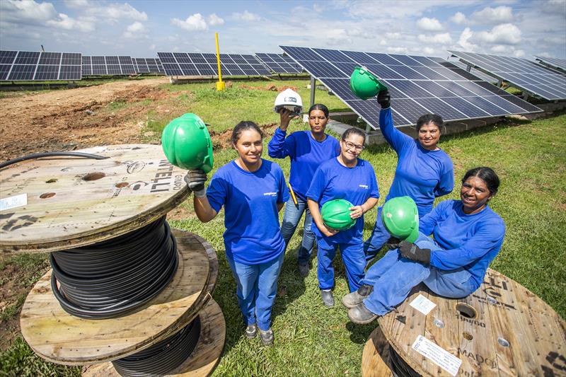 Dia Internacional da Mulher. Mulheres que trabalham no canteiro de obras Pirâmide Solar da Caximba. Na imagem Cirlene braz da silva, Scheila Braz da Silva, Milena Rodrigues,  Jurema Rodrigues, Janaina Antunes da Silva - Curitiba, 03/03/2023 - Foto: Daniel Castellano / SMCS
