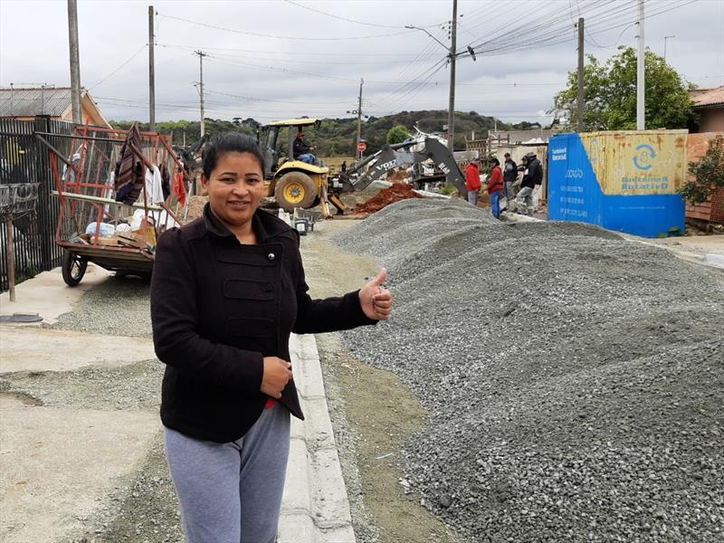 Silmara Lemes comemora do asfalto na Rua Minero Bittencourt.
Foto: Divulgação