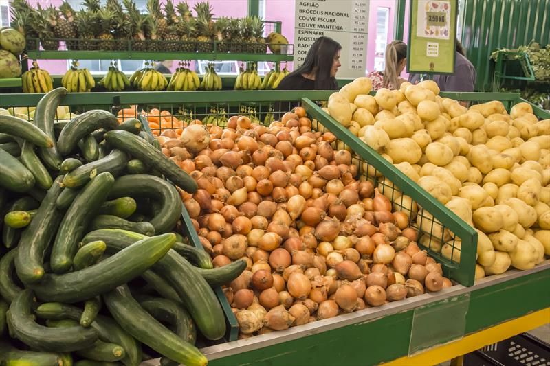 Sacolão da Praça Rui Barbosa, produtos básicos que tiveram alta de preços, como tomate cebola e cenoura. Curitiba, 07/03/2023
Foto: Levy Ferreira/SMCS
