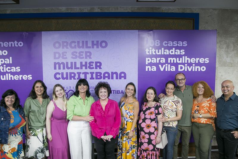 A primeira-dama Margarita Sansone, no lançamento do Plano Municipal de Políticas para Mulheres, e assina autorização para construção de 108 casas da Vila Divino. Curitiba, 08/03/2023. Foto: Pedro Ribas/SMCS