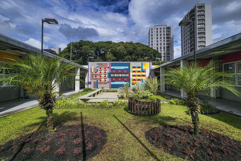 Jardim com paisagismo de Luciana Brandão, e mural da artista Marta Berger, na Casa da Mulher Brasileira. Curitiba, 06/03/2023. Foto: Pedro Ribas/SMCS