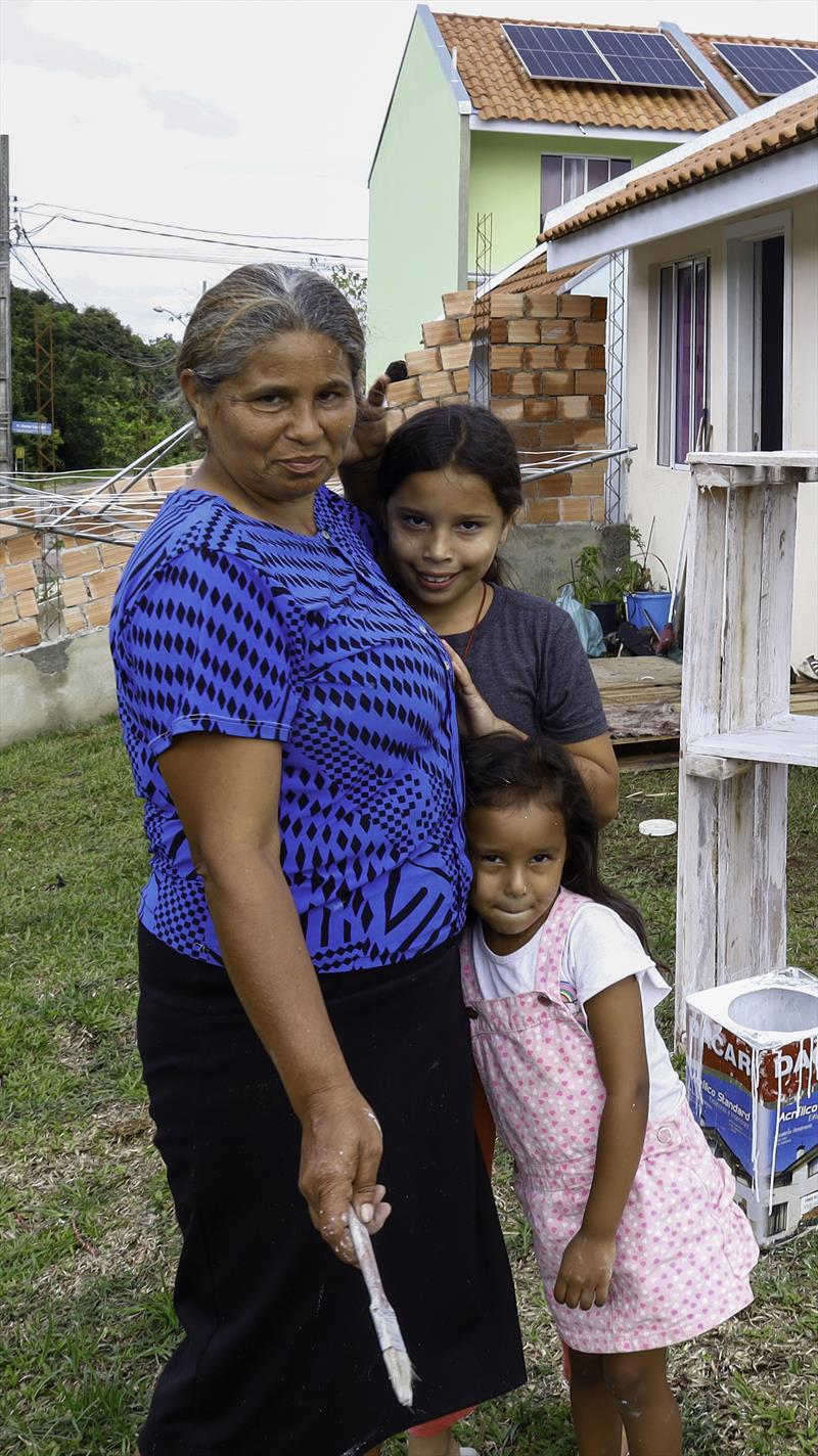 Mulheres que receberam moradias da Cohab Curitiba. Na imagem Dona Geralda e suas netas.
Curitiba, 07/03/2023 
Foto: Rafael Silva