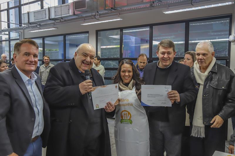 Prefeito Rafael Greca entrega certificado para Maria Teresinha Rodrigues Schonardino, aluna da escola de Segurança Alimentar e Nutricional Patrícia Casillo, no Viaduto do Capanema. Foto: Daniel Castellano / SMCS