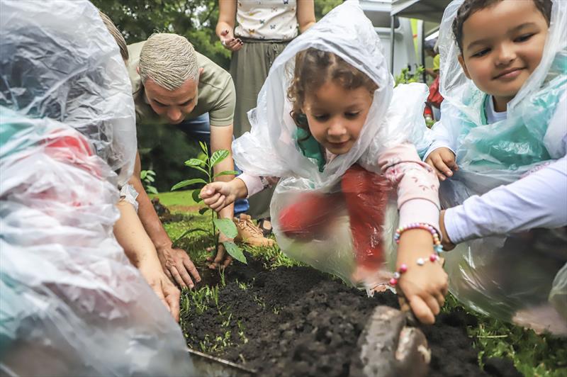 Crianças efetuam o plantio de mudas de Erva Mate no local onde funcionará a nova Fazenda Urbana da CIC.
Curitiba, 10/03/2023.
Foto: José Fernando Ogura/SMCS.