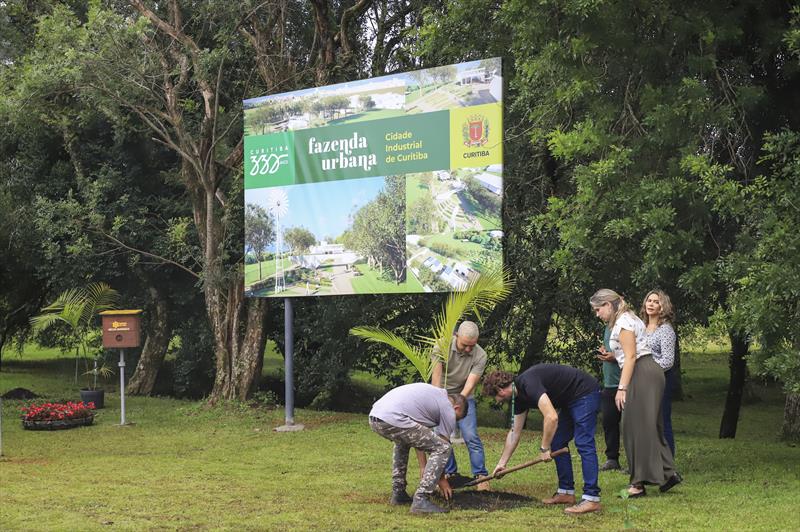 Funcionários da Secretaria de Segurança Alimentar e Nutricional, efetuam o plantio de mudas no local onde funcionará a nova Fazenda Urbana da CIC.
Curitiba, 10/03/2023.
Foto: José Fernando Ogura/SMCS.
