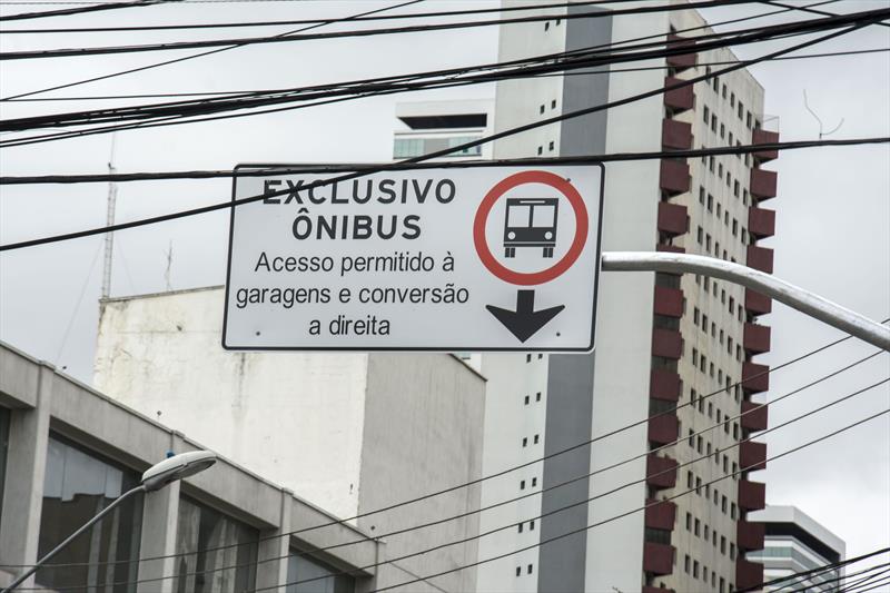 Faixa exclusiva de ônibus é implantada na João Negrão.
Curitiba 14/03/2023
Foto: Levy Ferreira/SMCS