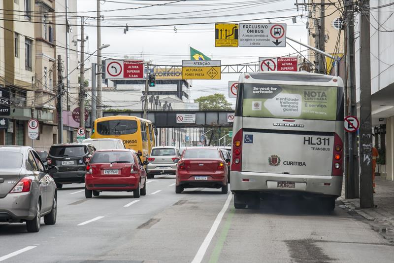 Faixa exclusiva de ônibus é implantada na João Negrão.
Curitiba 14/03/2023
Foto: Levy Ferreira/SMCS