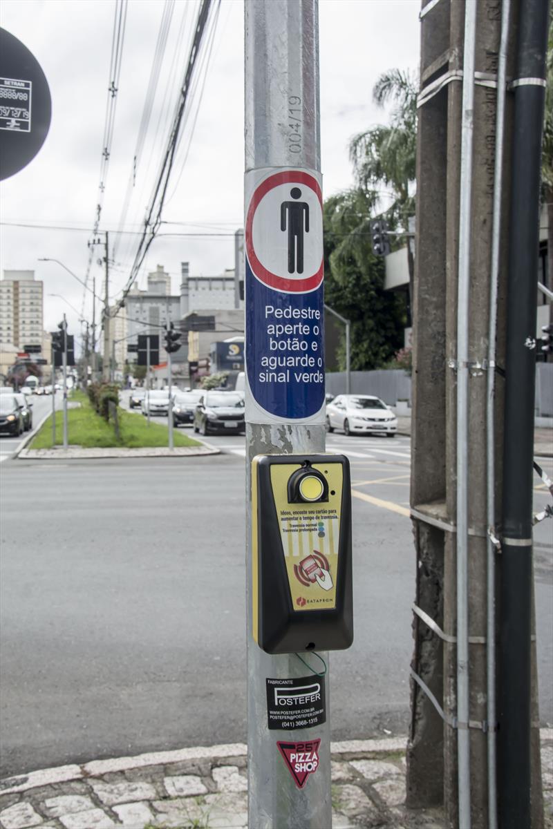 Faixa exclusiva de ônibus é implantada na João Negrão.
Curitiba 14/03/2023
Foto: Levy Ferreira/SMCS