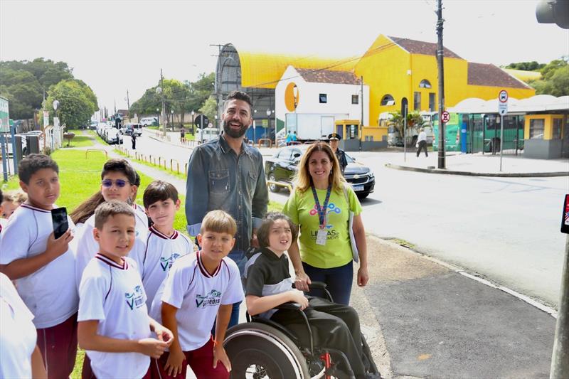 Estudantes pedem e comunidade ganha calçada acessível da Prefeitura de Curitiba.
Curitiba, 16/03/2023.
Foto: Luiz Costa/SMCS