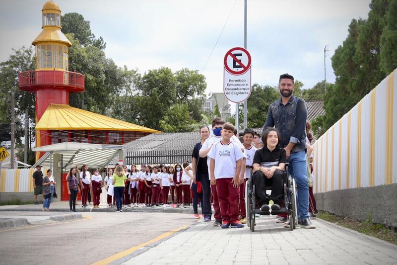 Estudantes pedem e comunidade ganha calçada acessível da Prefeitura de Curitiba.
Curitiba, 16/03/2023.
Foto: Luiz Costa/SMCS