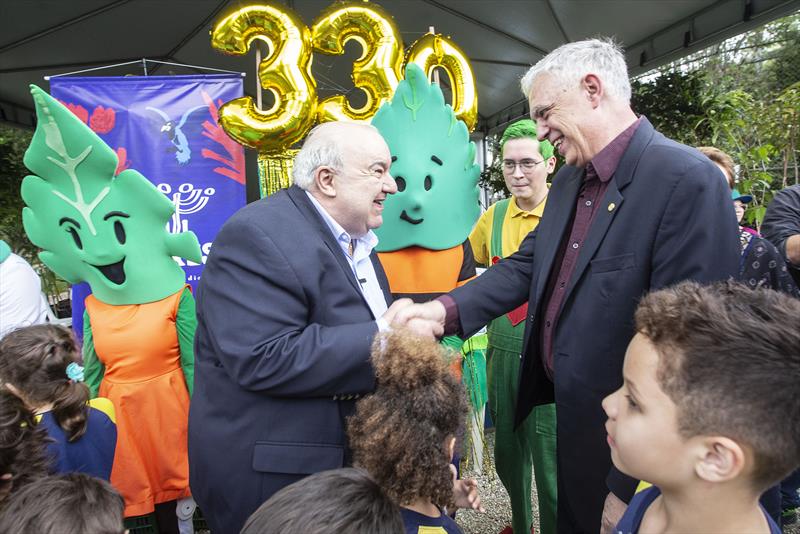 Prefeito Rafael Greca acompanhado do vice-prefeito Eduardo Pimentel e da secretária do Meio Ambiente, Marilza do Carmo Oliveira Dias, plantam a muda número 330 mil, no Passeio Público em comemoração ao aniversário de Curitiba. Curitiba, 16/03/2023. Foto: Ricardo Marajó/ SMCS