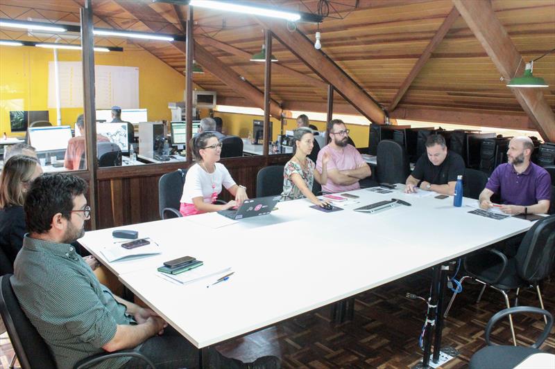 Participaram da reunião no Ippuc, Camila Muzzillo e Francisco Rasia, responsáveis pelo Plano de Estrutura Cicloviária no Instituto, Edival Villar Junior, do setor de Equipamentos Urbanos e Acessibilidade do Ippuc;  Gustavo Garret, Gerente de Programas de Segurança Viária e membro da Comissão de Assessoramento Técnico da Superintendência de Trânsito (Setran) e  Marcio Geferson de Souza, coordenador de Projetos Setran e Loreley Motter Kikuti, da Secretaria Municipal do Meio Ambiente (SMMA). - Curitiba, 16/03/2023 - Foto: Fabio Decolin