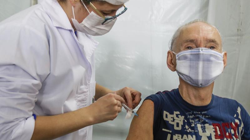 Saúde de Curitiba convoca todas as pessoas com 60 anos ou mais para vacinação bivalente. Foto: Pedro Ribas/SMCS