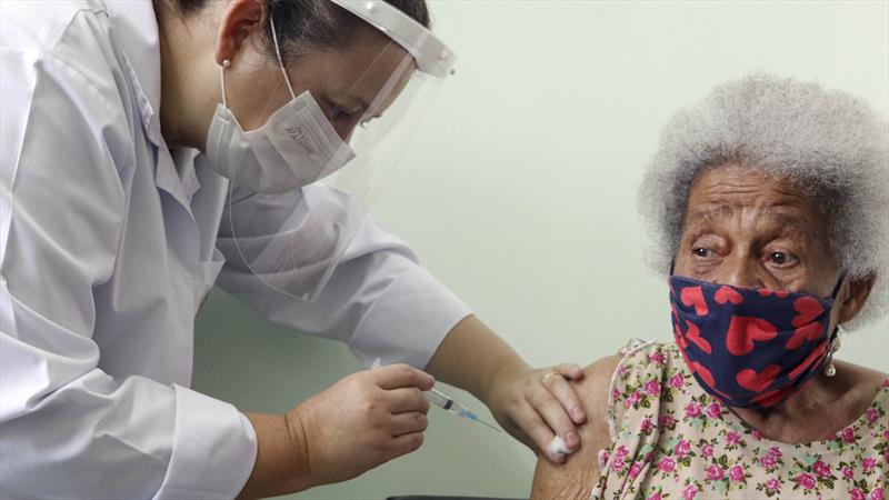 Saúde de Curitiba convoca todas as pessoas com 60 anos ou mais para vacinação bivalente. Foto: Lucilia Guimarães/SMCS