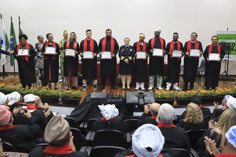 Assessoria de Direitos Humanos - Políticas da Promoção da Igualdade Étnico-Racial, promove evento de titulação de Doutores Honoris Causa para 84 cidadãos que se destacam pelo trabalho feito em Curitiba. O evento foi realizado no auditório da Rua da Cidadania do Cajuru.
Curitiba, 17/03/2023.
Foto: José Fernando Ogura/SMCS.