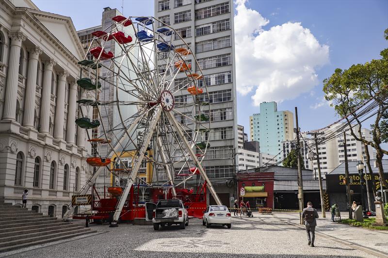 Roda-Gigante na Praça Santos Andrade. Foto: José Fernando Ogura/SMCS