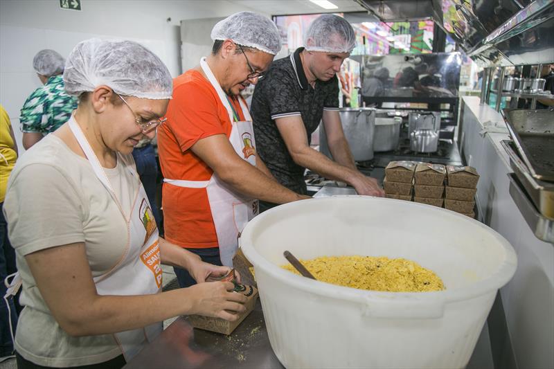 Prefeito Rafael Greca celebra a marca de 1 milhão de refeições gratuitas servidas pelo programa Mesa Solidária, em evento na Escola de Segurança Alimentar Patrícia Casillo. Curitiba, 21/03/2023. Foto: Pedro Ribas/SMCS