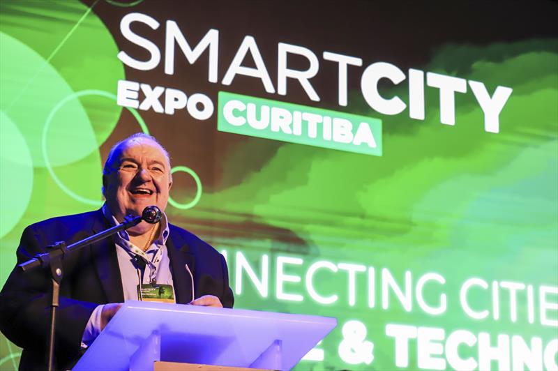 Greca apresenta Pirâmide Solar do Caximba na abertura do Smart City