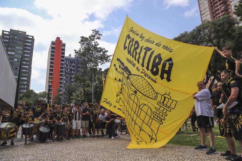Atividades para comemorar os 330 anos da Câmara Municipal de Curitiba começou o dia com uma caminhada da Praça Oswaldo Cruz até a sede da CMC, também teve música e atividades para as crianças na Praça Eufrásio Correa - Curitiba, 25/03/2023 - Foto: Daniel Castellano / SMCS