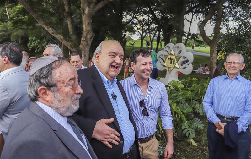 Prefeito Rafael Greca durante inauguração da escultura em homenagem a Samuel Grimbaum no Jardim Botânico  - Curitiba, 26/03/2023 - Foto Daniel Castellano / SMCS