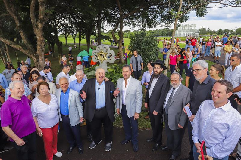 Prefeito Rafael Greca e familiares do homenageado durante inauguração da escultura em homenagem a Samuel Grimbaum no Jardim Botânico  - Curitiba, 26/03/2023 - Foto Daniel Castellano / SMCS