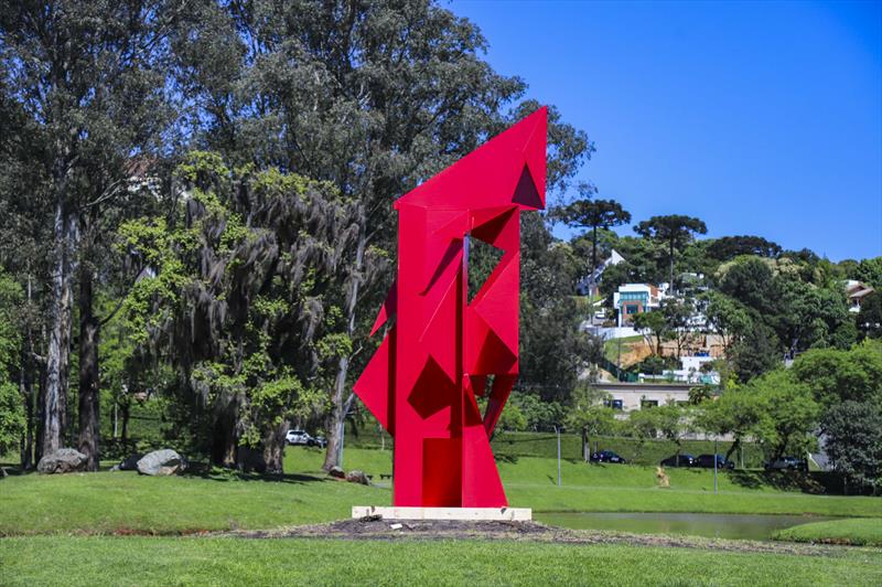 A última produção de Emanoel Araújo, escultor baiano falecido em setembro de 2022, está exposta no Parque Tingui. - Foto: Daniel Castellano / SMCS