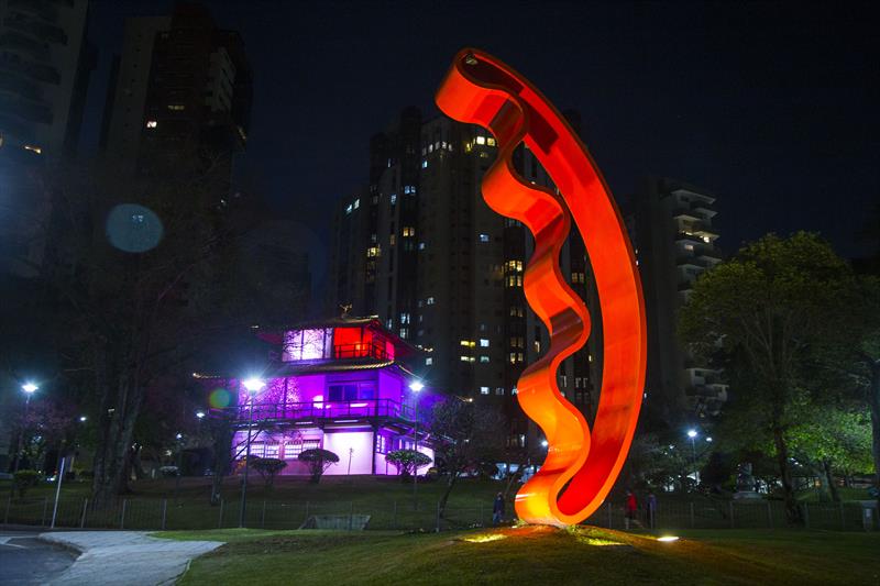 Além do passeio agradável e um mergulho na cultura japonesa, quem visita a Praça do Japão pode conferir duas esculturas de artistas nipo-brasileiros. Foto: Pedro Ribas/SMCS