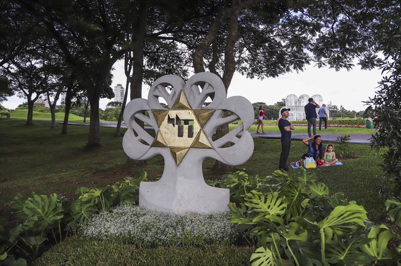 Um dos espaços mais visitados da cidade, o Jardim Botânico, ganhou a escultura de uma árvore feita em mármore, do artista Rafael Sartori. - Foto Daniel Castellano / SMCS