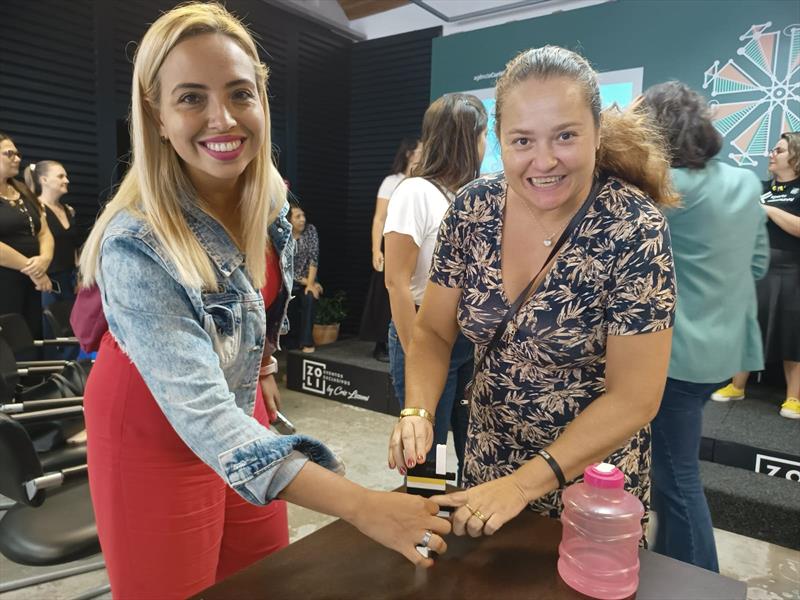 Autoconhecimento é tema de 1ª formação do Empreendedora Curitibana em 2023.
- Na imagem, Ana Dalia e Daniela.
Foto: Adriana Brum