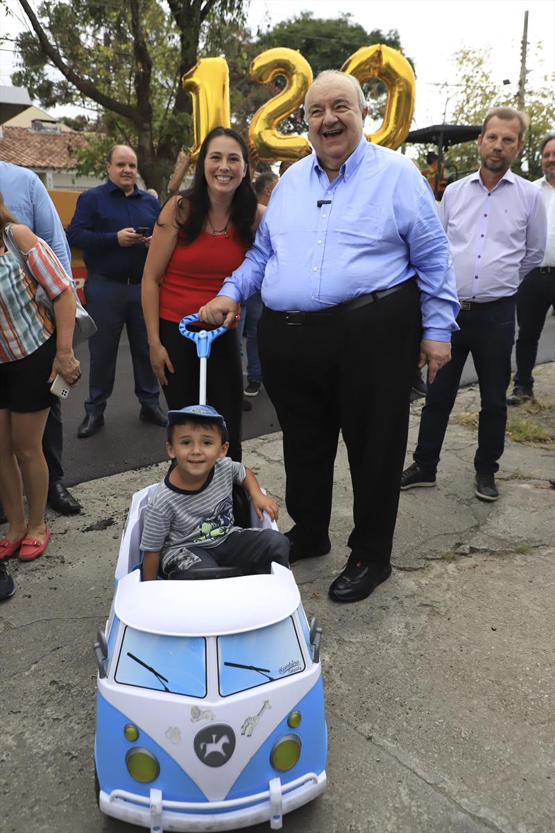 Prefeito Rafael Greca, anuncia a execução de novos 120 kilômetros de asfalto novo, a começar pela Rua Sebastião Alves Ferreira, no Bairro Alto.
Curitiba, 28/03/2023.
Foto: José Fernando Ogura/SMCS.