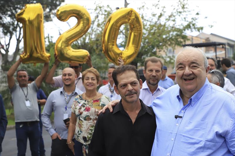 Prefeito Rafael Greca, anuncia a execução de novos 120 kilômetros de asfalto novo, a começar pela Rua Sebastião Alves Ferreira, no Bairro Alto.
Curitiba, 28/03/2023.
Foto: José Fernando Ogura/SMCS.