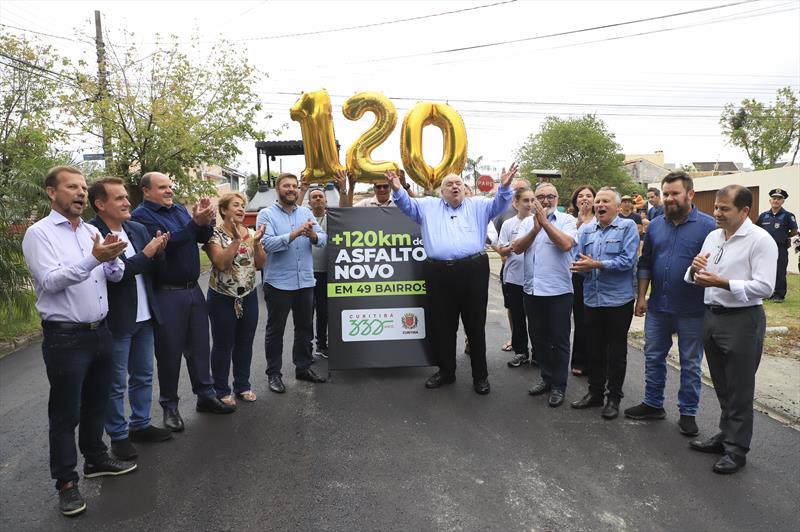 Prefeito Rafael Greca, anuncia a execução de novos 120 kilômetros de asfalto novo, a começar pela Rua Sebastião Alves Ferreira, no Bairro Alto.
Curitiba, 28/03/2023.
Foto: José Fernando Ogura/SMCS.