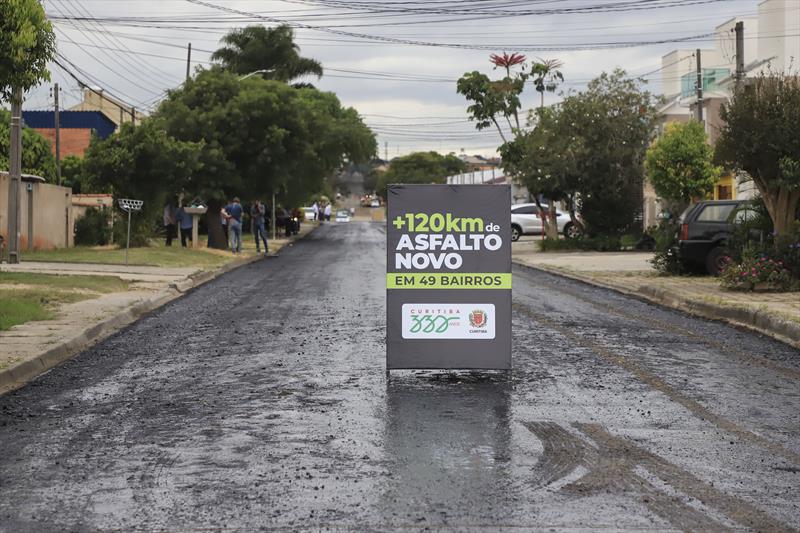 Anúncio da execução de 120 kilômetros de asfalto novo, a começar pela Rua Sebastião Alves Ferreira, no Bairro Alto.
Curitiba, 28/03/2023.
Foto: José Fernando Ogura/SMCS.