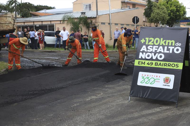 Anúncio da execução de 120 kilômetros de asfalto novo, a começar pela Rua Sebastião Alves Ferreira, no Bairro Alto.
Curitiba, 28/03/2023.
Foto: José Fernando Ogura/SMCS.