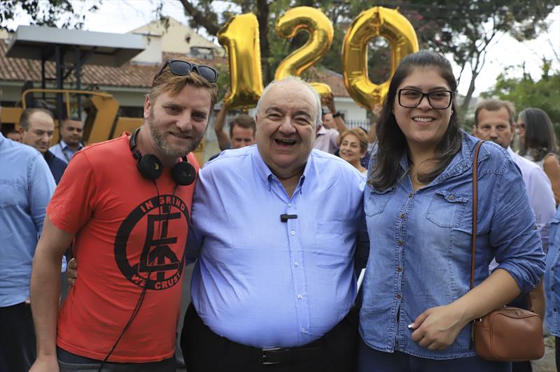 Prefeito Rafael Greca, anuncia a execução de novos 120 kilômetros de asfalto novo, a começar pela Rua Sebastião Alves Ferreira, no Bairro Alto.
Curitiba, 28/03/2023.
Foto: José Fernando Ogura/SMCS.
