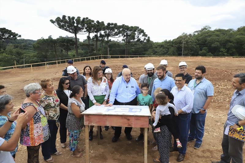 Prefeito Rafael Greca vistoria obras para construção do CMEI Conjunto Aroeira, no Santa Cândida.
Curitiba, 28/03/2023.
Foto: José Fernando Ogura/SMCS.