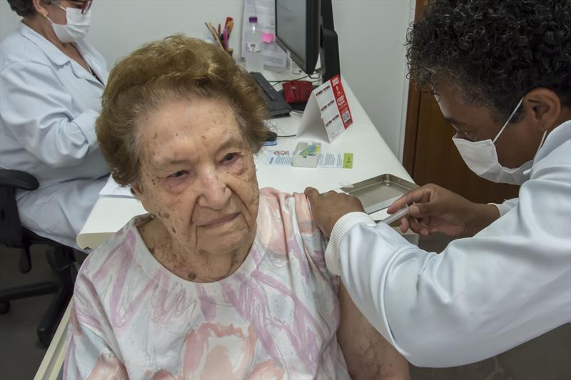 Início da vacinação contra a gripe para crianças e idosos. Na imagem,  Ingeborge S. Wagner, 87 anos. Curitiba 29/03/2023
Foto: Levy Ferreira/SMCS