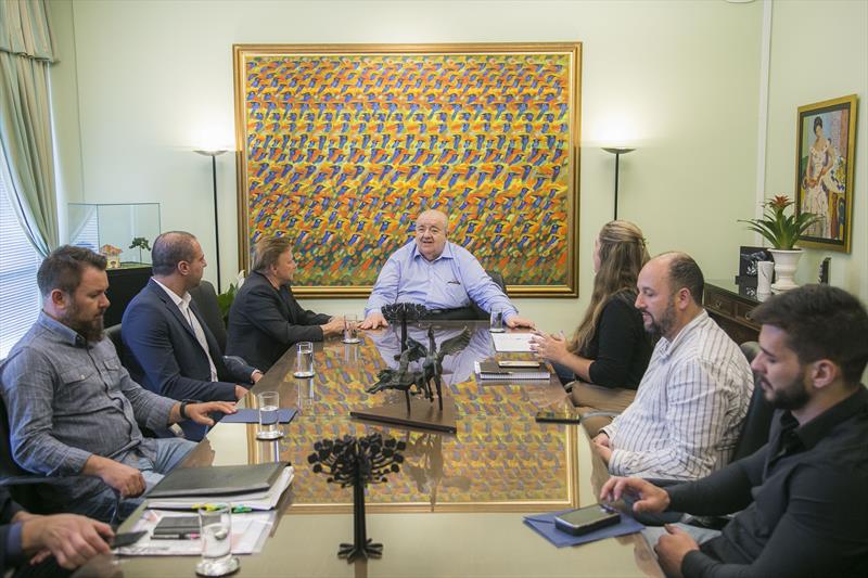 Prefeito Rafael Greca com a presidente da FAS, Maria Alice Erthal, recebe o vereador Beto Moraes, e o secretário de Estado do Trabalho, Mauro Moraes, que o convida para o evento "Emprego Mais Curitiba". Curitiba, 30/03/2023. Foto: Pedro Ribas/SMCS 