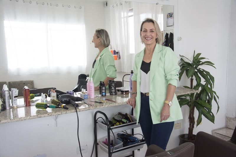 A cabeleireira Neli do Carmo, 51 anos, tem no Espaço Empreendedor Pinheirinho um apoio para o seu negócio.. 
Curitiba 13/03/2023
Foto: Levy Ferreira/SMCS