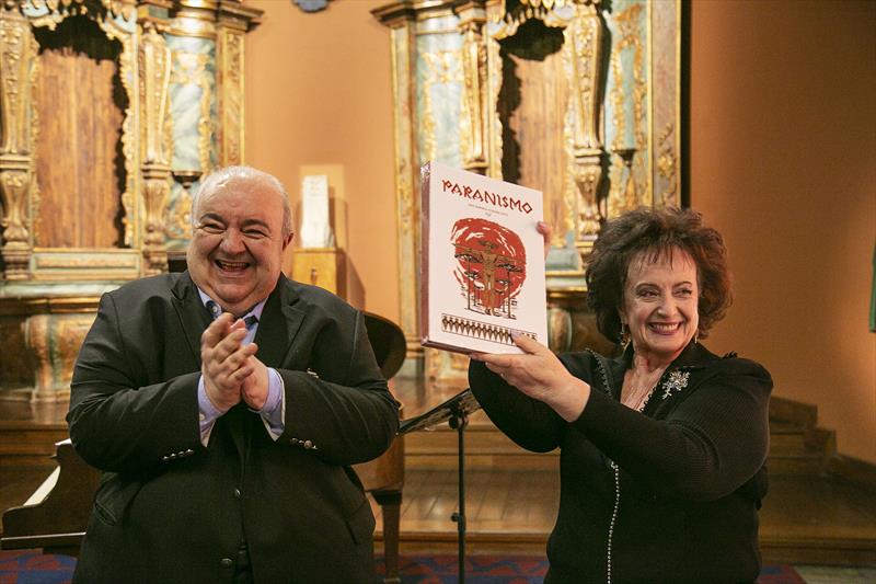 Prefeito Rafael Greca com a primeira-dama, Margarita Sansone, lança o livro "Paranismo" escrito pelo pesquisador e crítico de arte José Roberto Teixeira Leite. Curitiba, 30/03/2023. Foto: Ricardo Marajó/SMCS