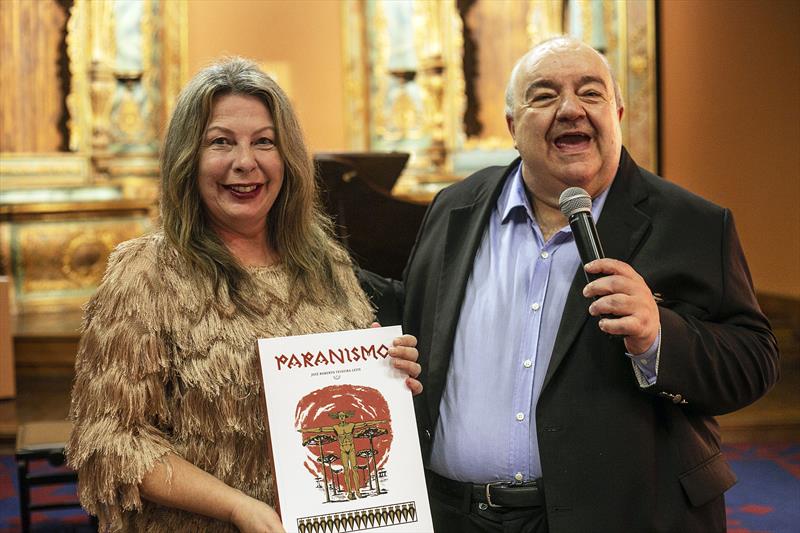 Prefeito Rafael lança o livro "Paranismo" escrito pelo pesquisador e crítico de arte José Roberto Teixeira Leite. Curitiba, 30/03/2023. Foto: Ricardo Marajó/SMCS
