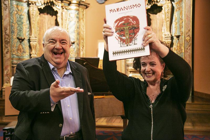 Prefeito Rafael Greca com a primeira-dama, Margarita Sansone, lança o livro "Paranismo" escrito pelo pesquisador e crítico de arte José Roberto Teixeira Leite. Curitiba, 30/03/2023. Foto: Ricardo Marajó/SMCS