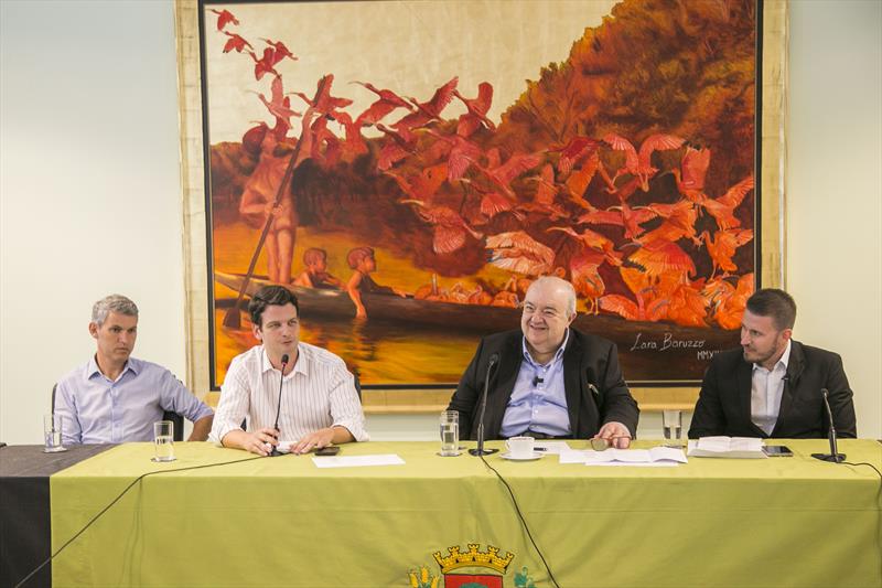 Prefeito Rafael Greca com o vice-prefeito e secretário das Cidades, Eduardo Pimentel, firma convênio com o Governo do Estado, para reforma e ampliação da estação-tubo Carlos Gomes sentido Fazenda Rio Grande. Curitiba, 31/03/2023. Foto: Pedro Ribas/SMCS