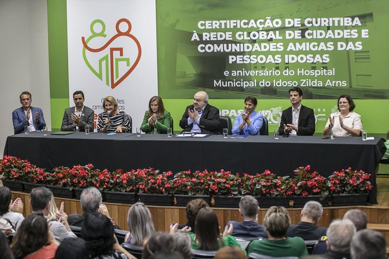 Prefeito Rafael Greca, acompanhado do vice-prefeito Eduardo Pimentel e da secretária da Mulher e Igualdade Racial, Leandre Dal Ponte, recebe pela representante da Organização Panamericana de Saúde e Organização Mundial da Saúde (OPAS/OMS) no Brasil, Socorro Gross Galiano.Curitiba, 31/03/2023. Foto: Ricardo Marajó/SMCS