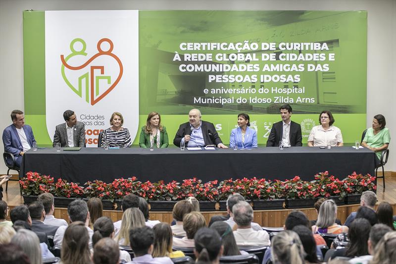 Prefeito Rafael Greca, acompanhado do vice-prefeito Eduardo Pimentel e da secretária da Mulher e Igualdade Racial, Leandre Dal Ponte, recebe a certificação do programa Cidades e Comunidades Amigas da Pessoa Idosa, pela representante da OPAS e OMS no Brasil, Socorro Gross Galiano.Curitiba, 31/03/2023. Foto: Ricardo Marajó/SMCS