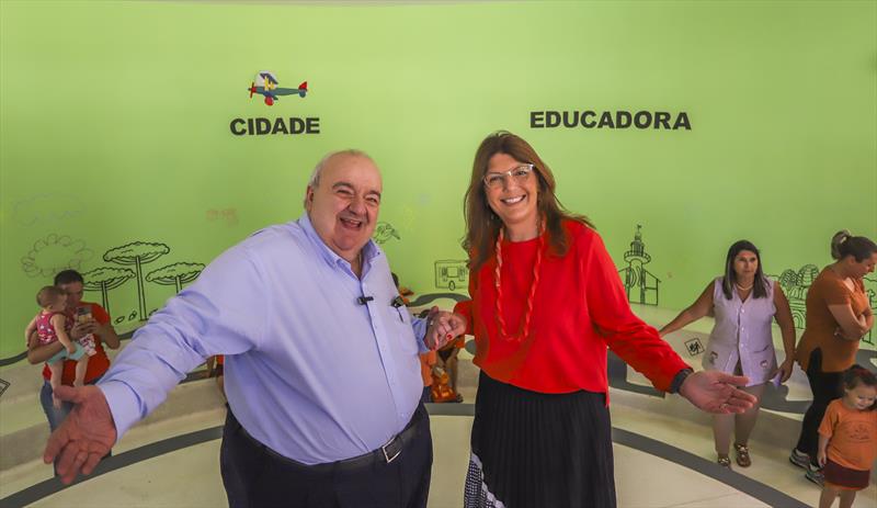 Prefeito Rafael Greca e Sec. de Educação Maria Silvia Bacila durante entrega do CMEI Lala Schneider que passou por obras de reforma - Curitiba, 03/04/2023 - Foto Daniel Castellano / SMCS
