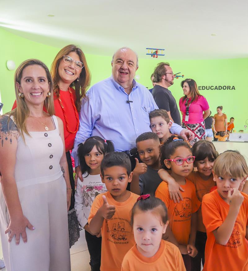 Prefeito Rafael Greca e Sec. de Educação Maria Silvia Bacila durante entrega do CMEI Lala Schneider que passou por obras de reforma - Curitiba, 03/04/2023 - Foto Daniel Castellano / SMCS